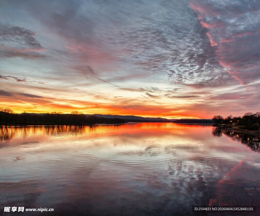 湖畔绝美晚霞倒影景观