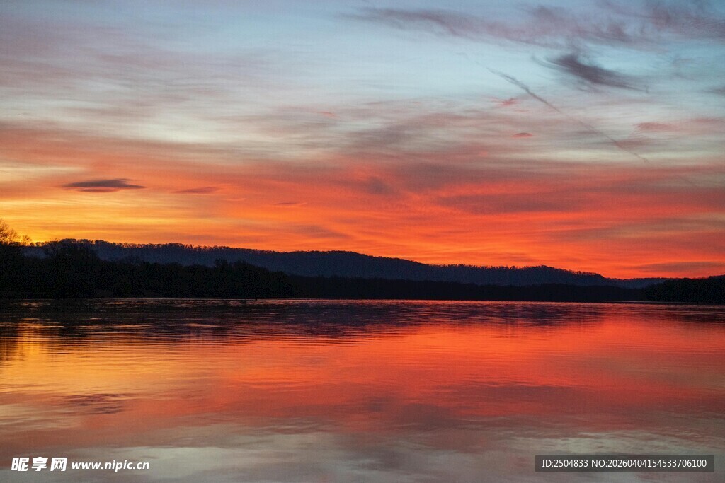 湖畔绚丽晚霞美景