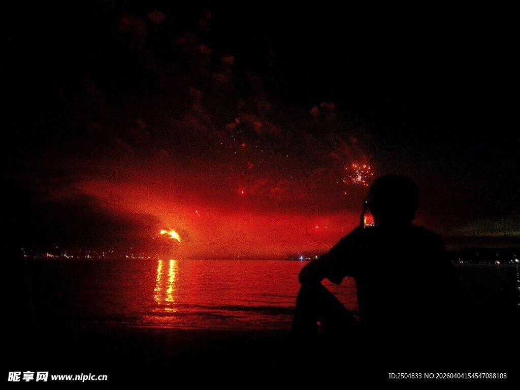 夜湖旁独坐 沉思者