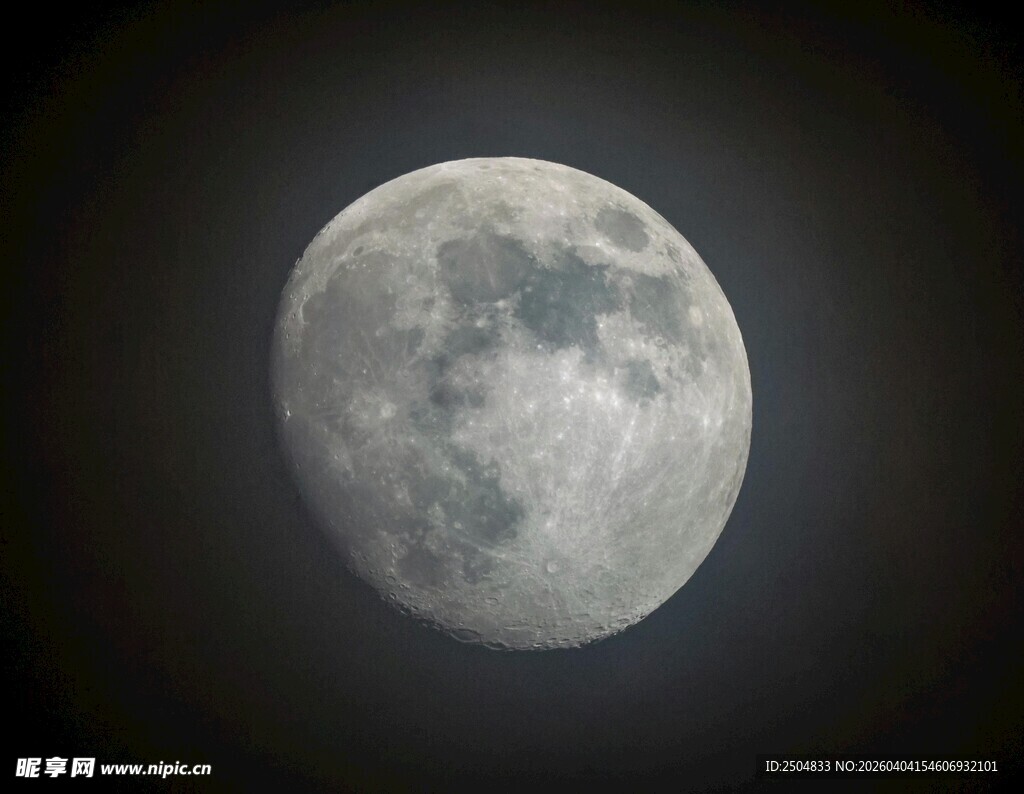 夜空中的皎洁明月