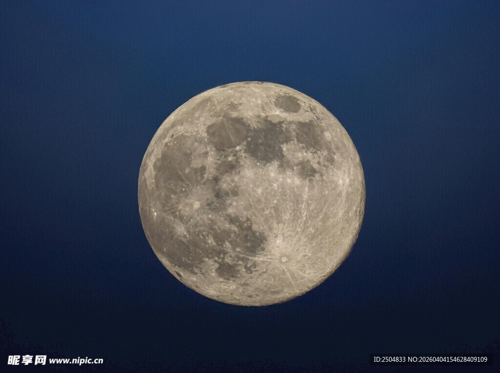 夜空中的圆满明月