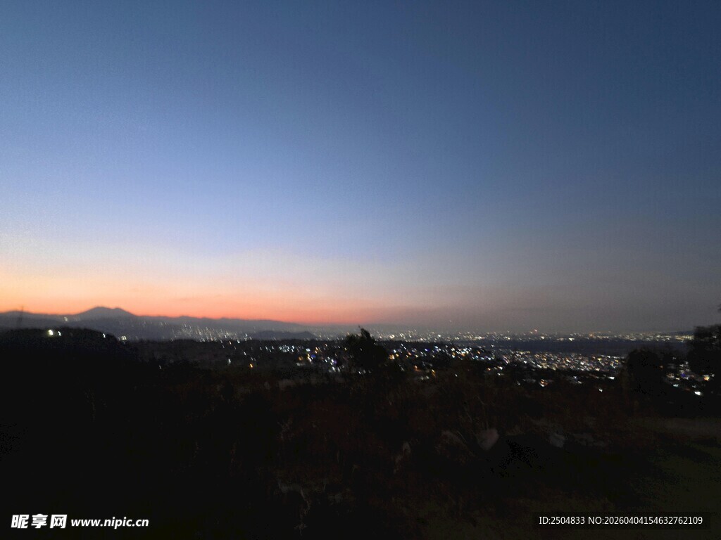 黄昏时分的城市天际线