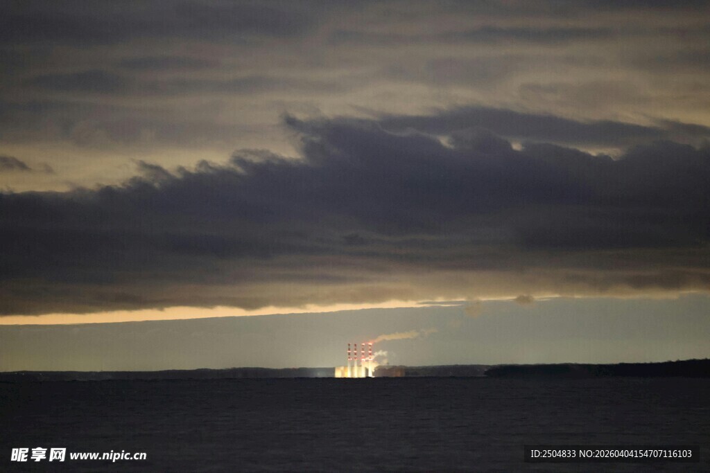 海上暮色中的孤舟