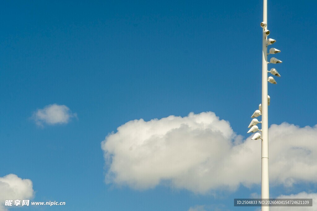 蓝天白云下的通信信号塔
