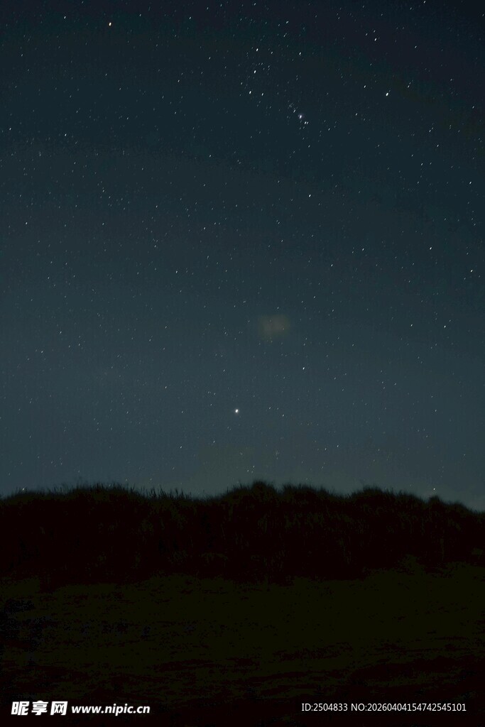 夜幕下的星空与山峦