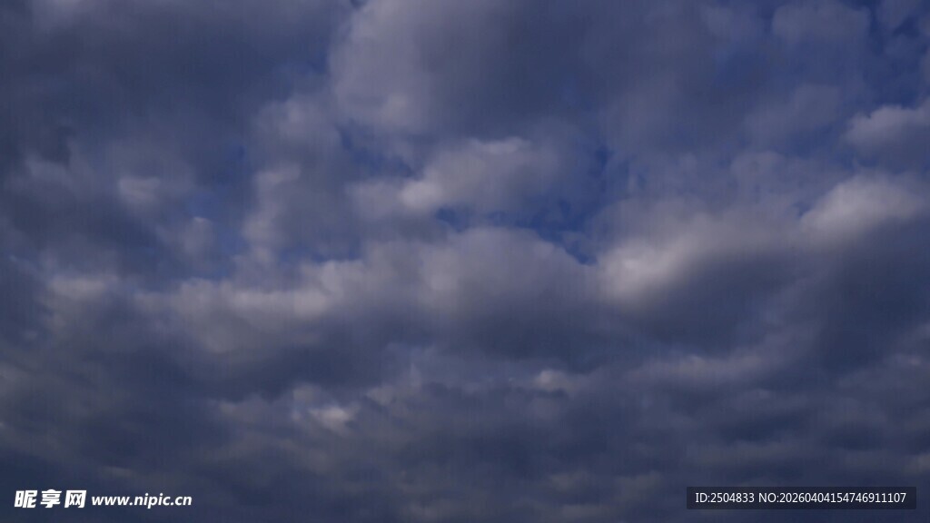  沉天空下的厚重云层
