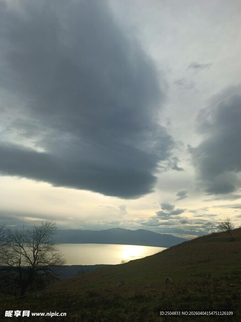 黄昏下的山丘与厚重云层