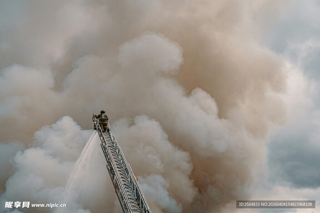 消防员于浓烟中登高作业