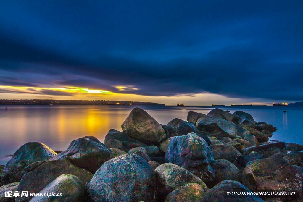 海边黄昏时的礁石美景