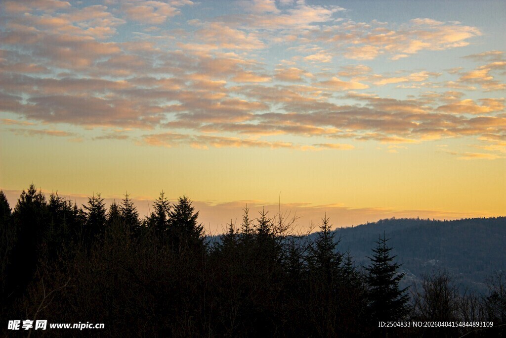 山林间的绚丽黄昏景色