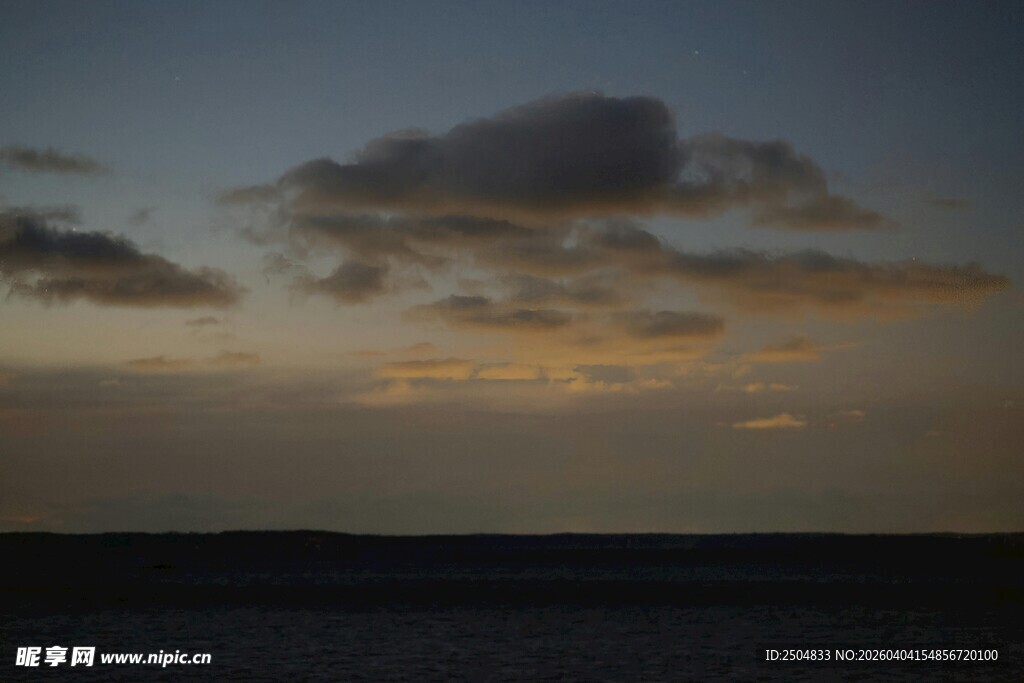 黄昏时分的海面与天空