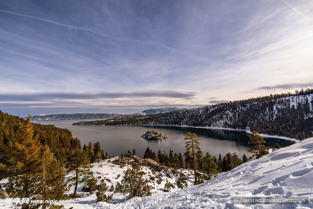 冬日雪覆湖岸美丽景致