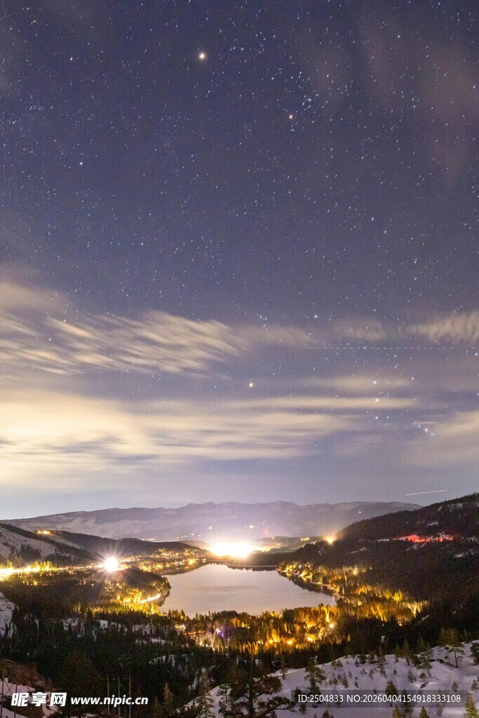 山间夜幕下的璀璨灯火星空