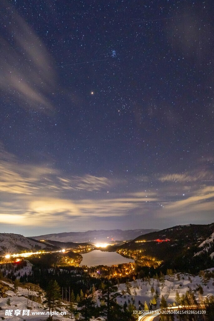 夜幕下的城镇与星空美景