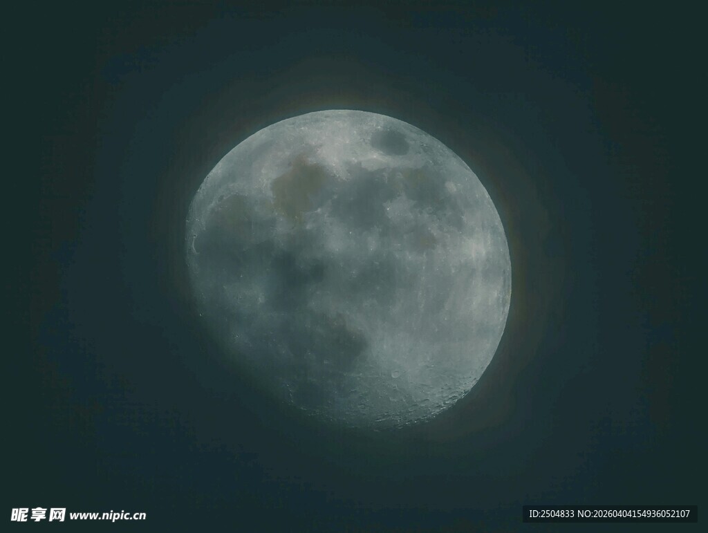 夜空中的皎洁明月