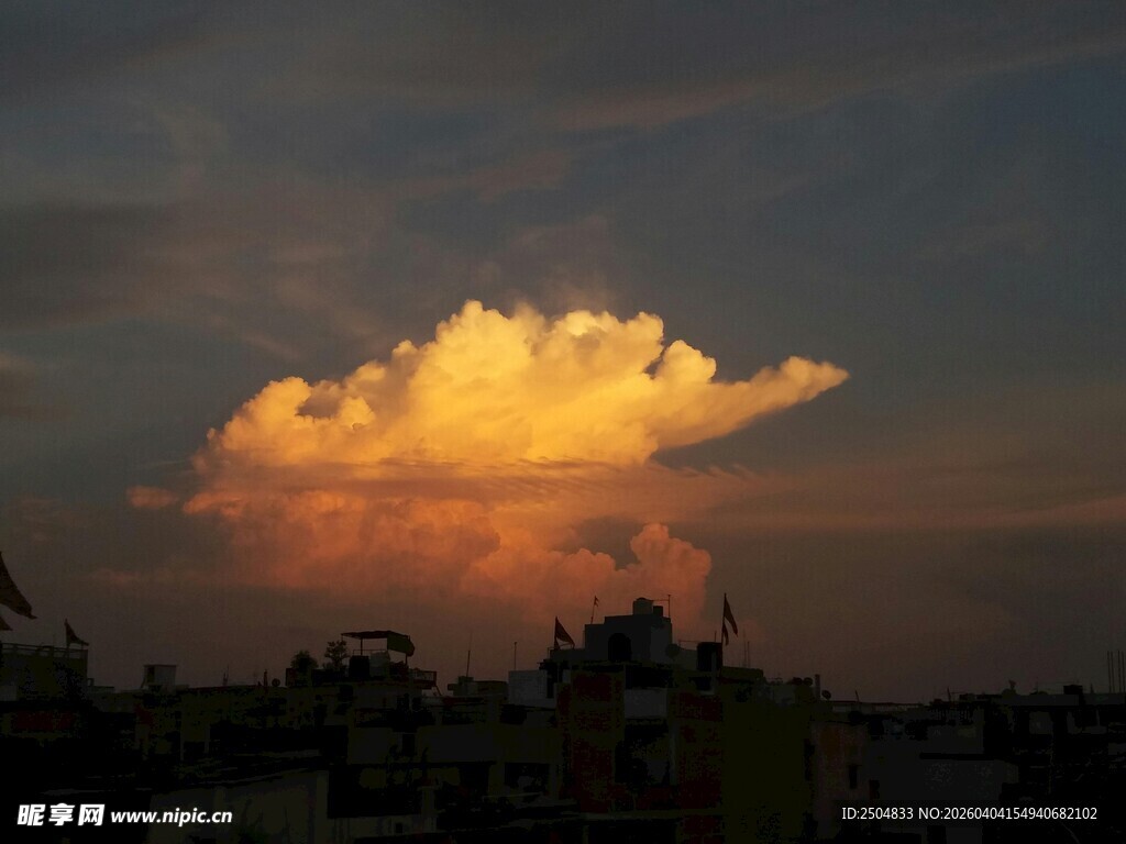 夕阳下的绚烂云朵