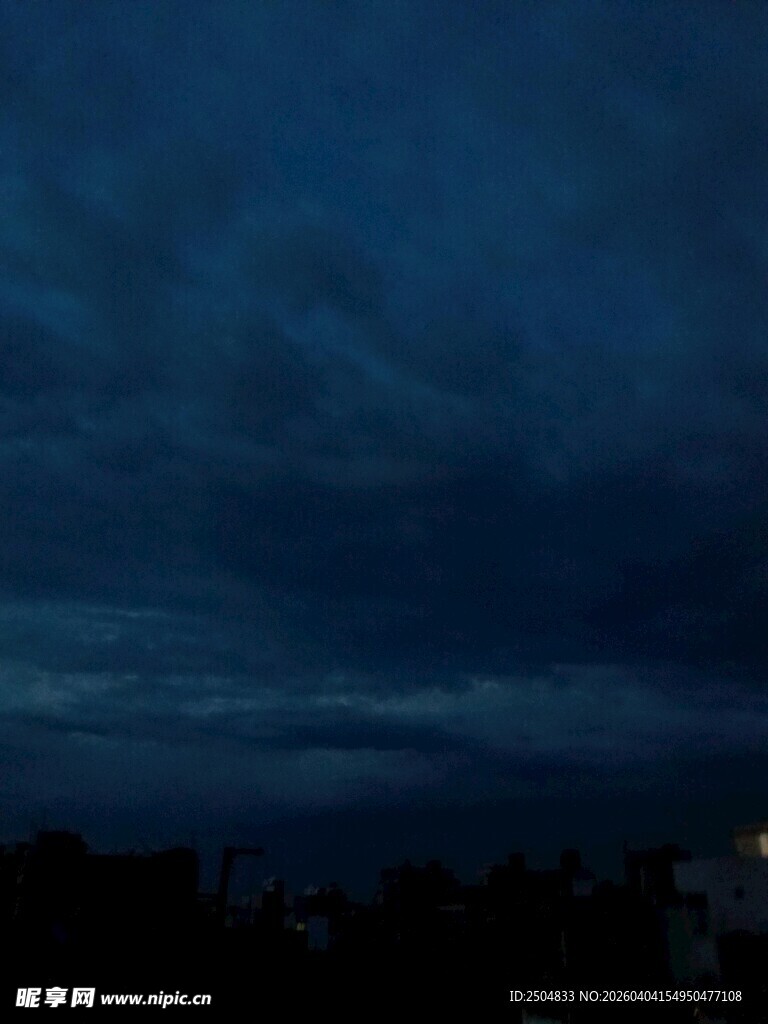 夜幕下的 沉天空