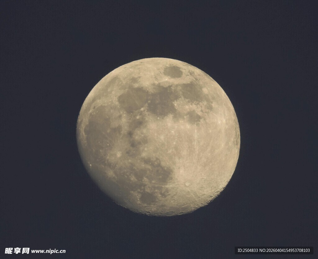 夜空中的满月