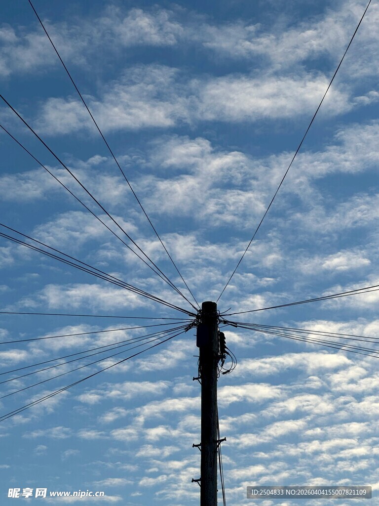 电工高空作业于蓝天白云下