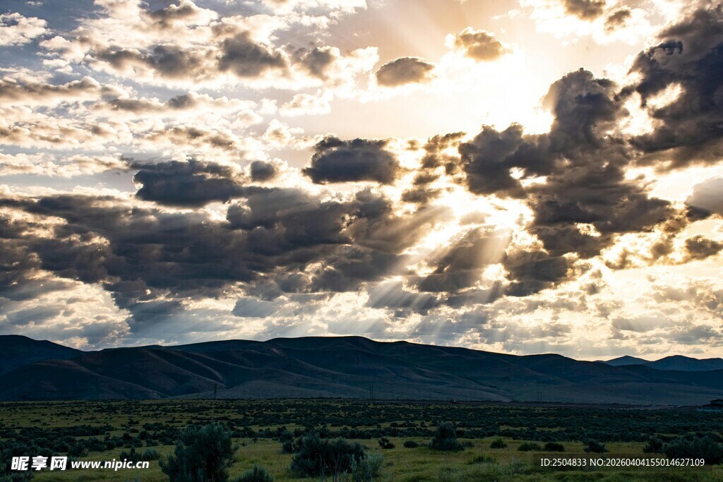 夕阳下的山峦与云层