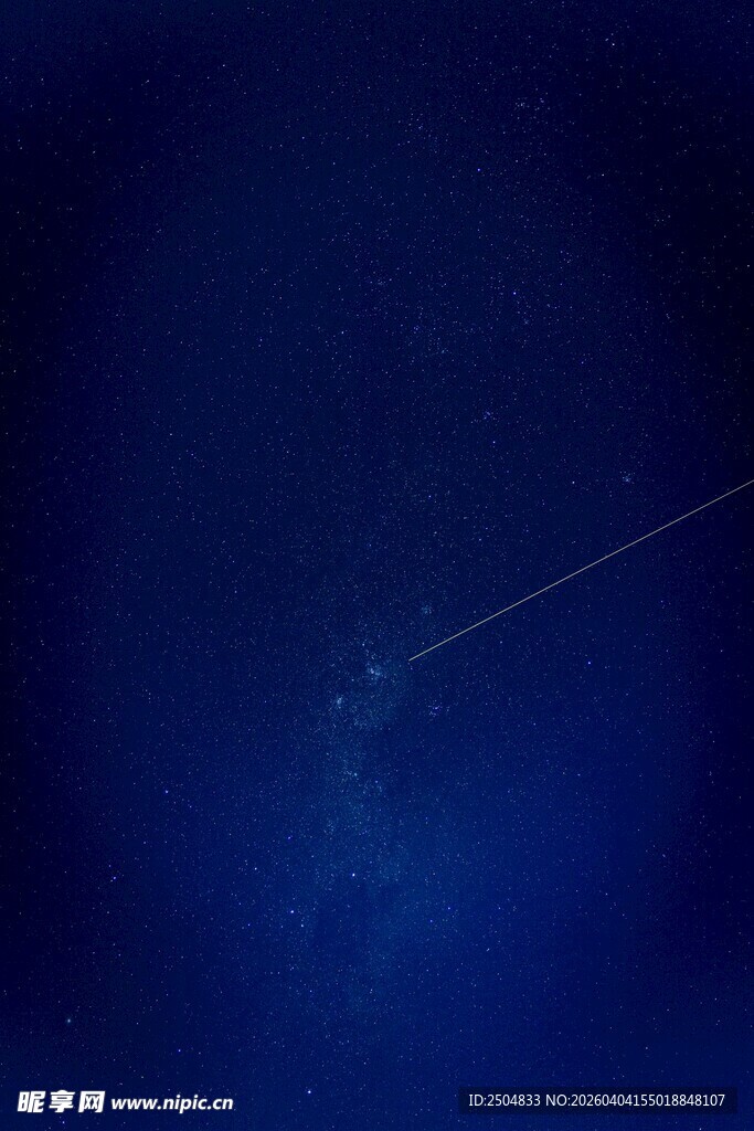 深蓝色夜空下的流星轨迹