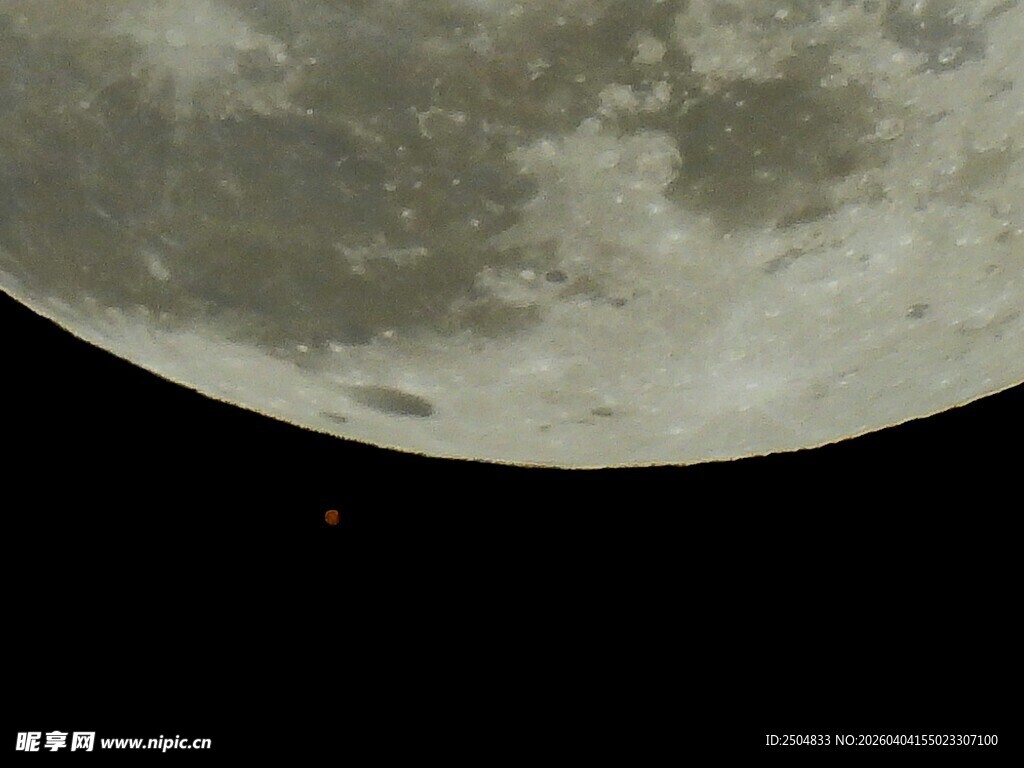 夜空中的明亮满月