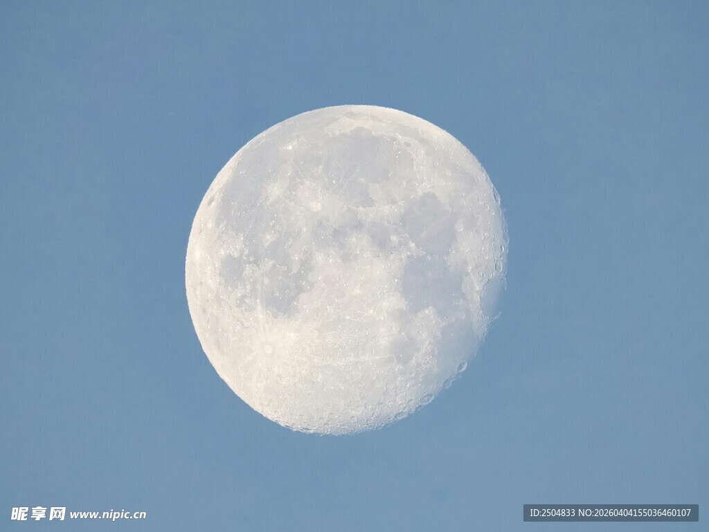 蓝天下的皎洁满月