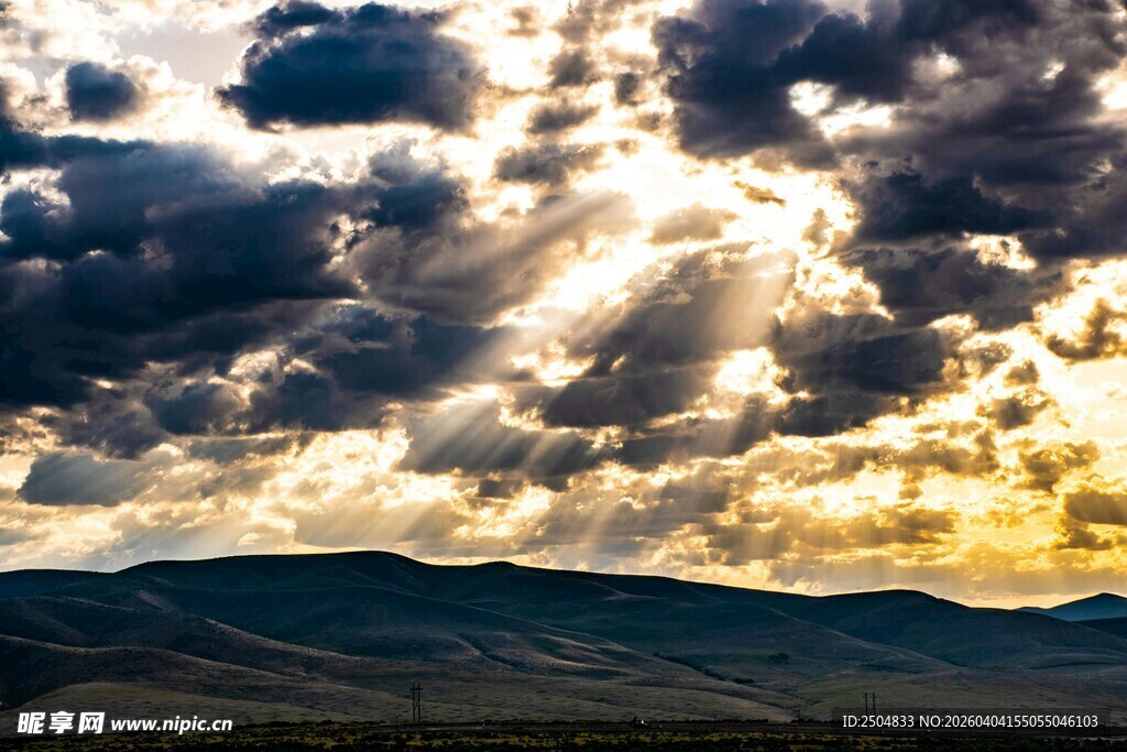 夕阳下的山峦与霞光云彩