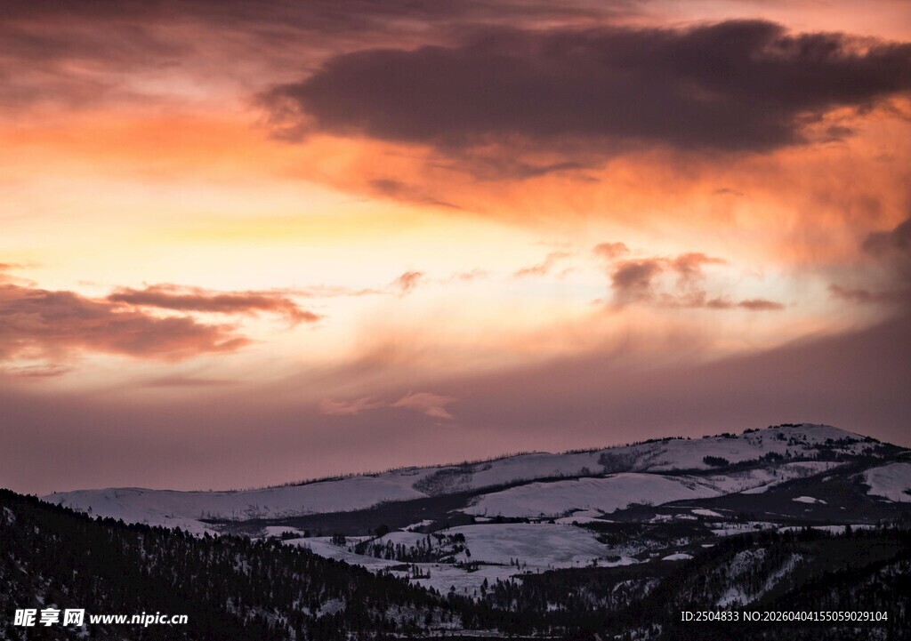 雪山之上的绚烂日落