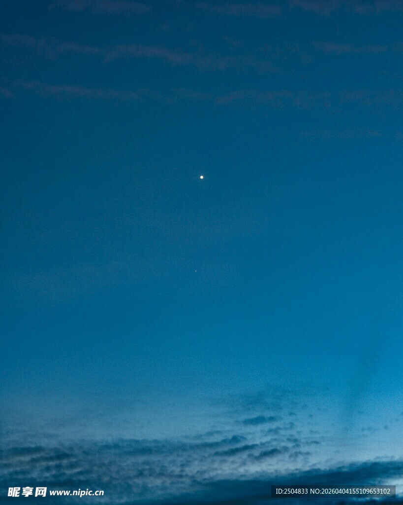 夜空下的海面与闪烁之星