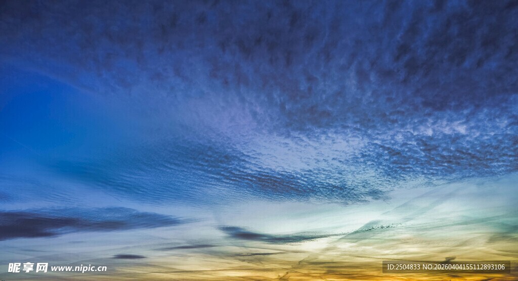 绚丽天空下的梦幻云彩