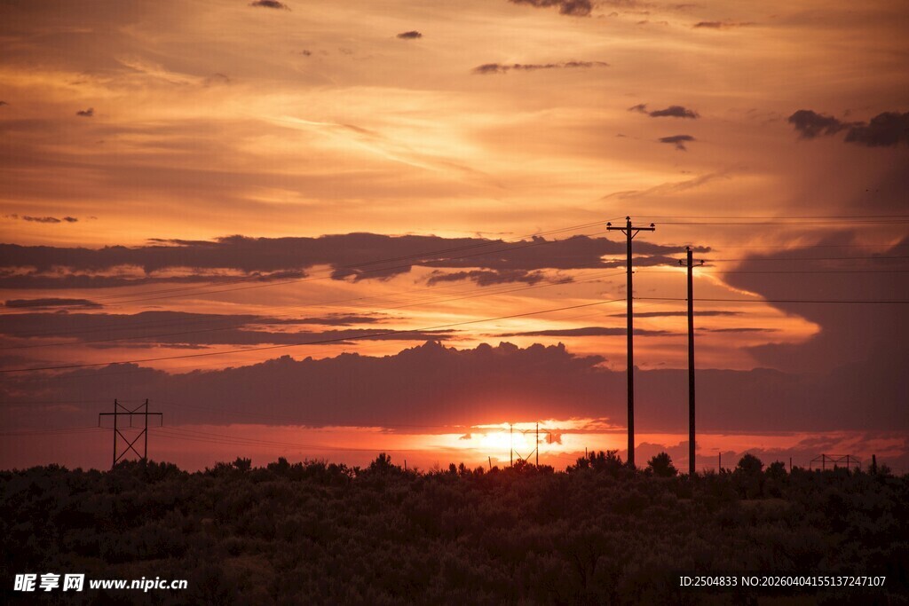夕阳下的电线杆与绚丽天空