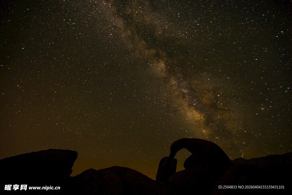 星空下的拱形岩石景观