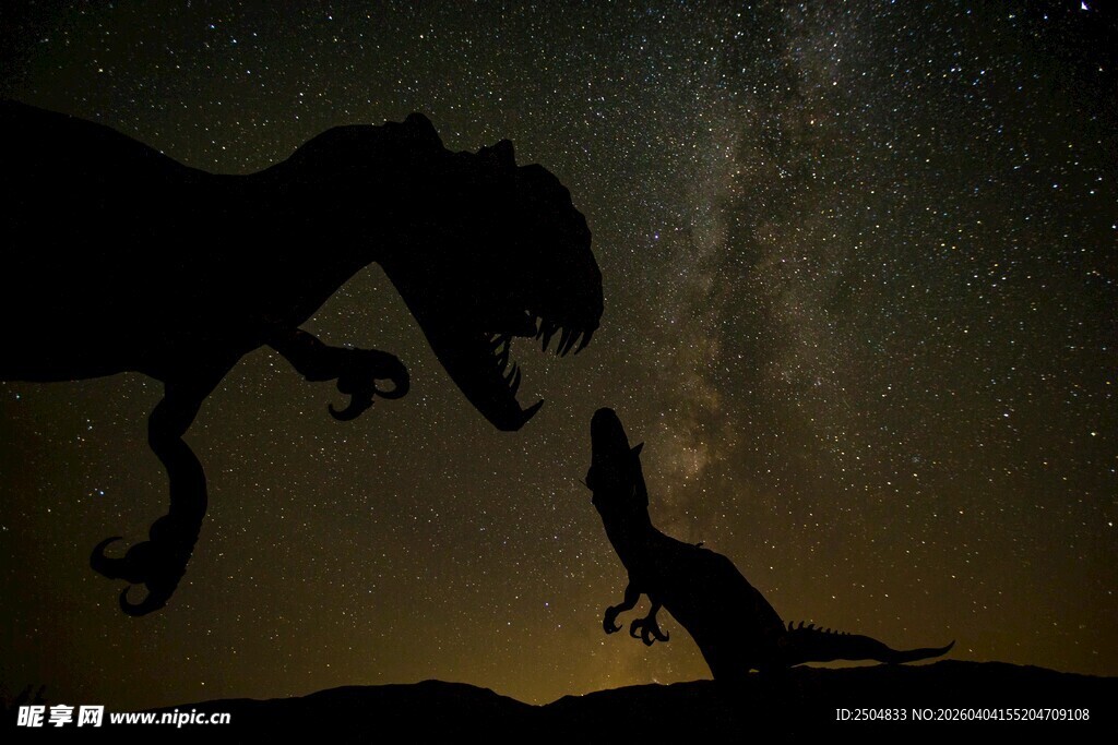 星空下对峙的恐龙剪影