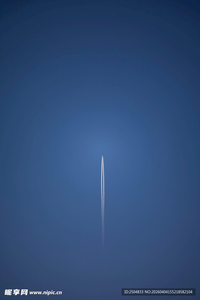夜空中的火箭尾迹