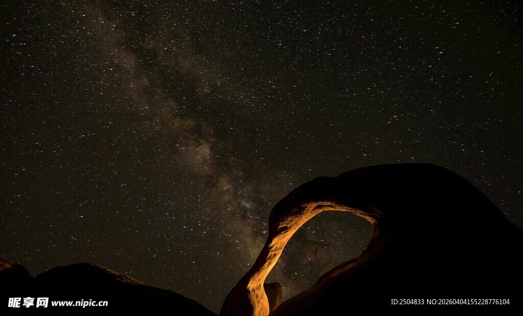 夜空下的拱形岩石与星河