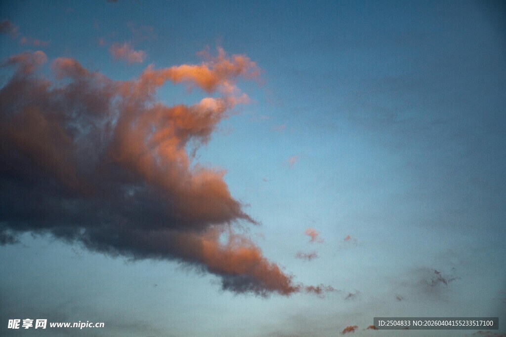 天空中绚丽的红色云彩