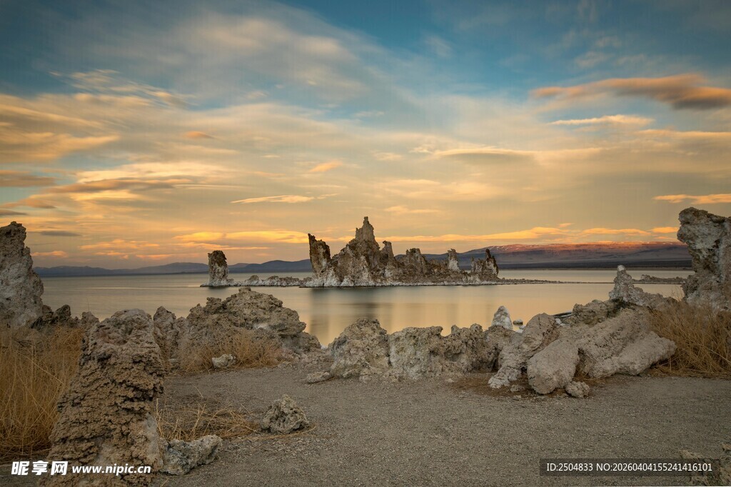 日落时分的海边奇特地貌