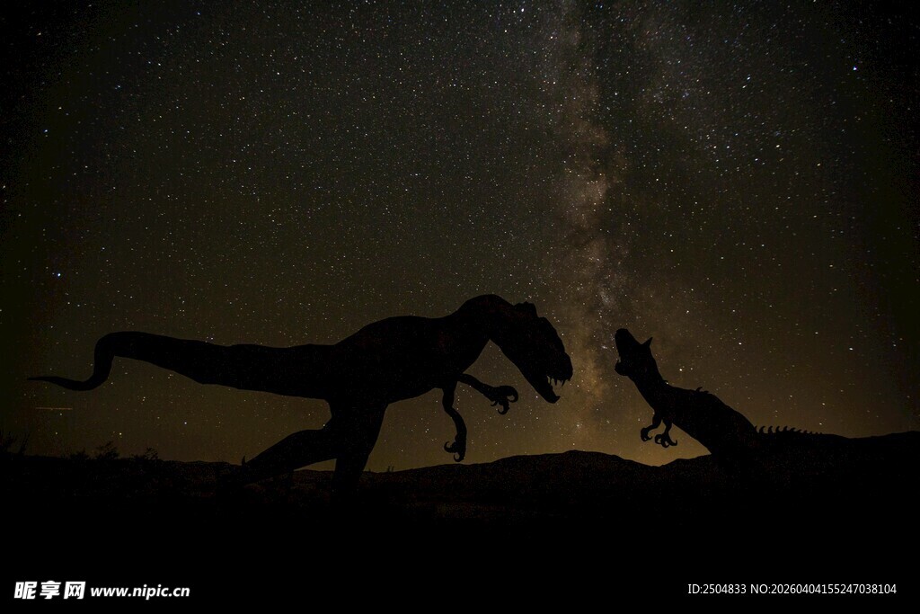 星空下的恐龙对峙场景