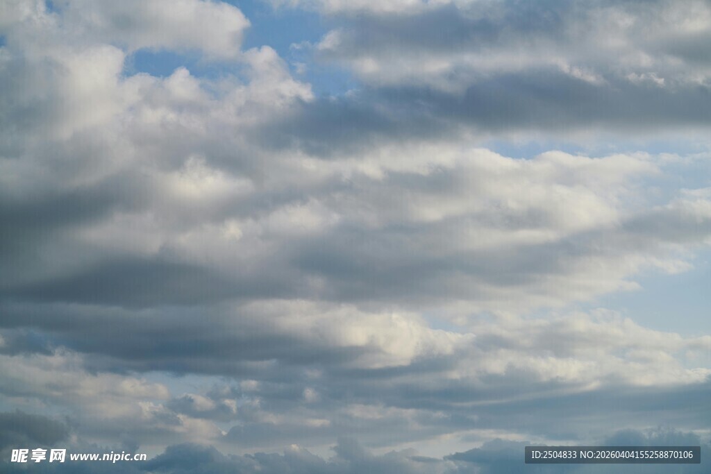 天空中飘浮的大片云朵
