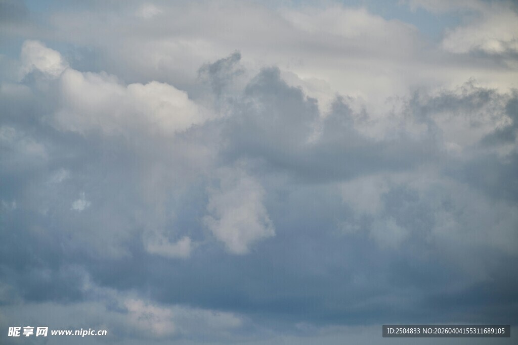 天空中的蓬松云朵