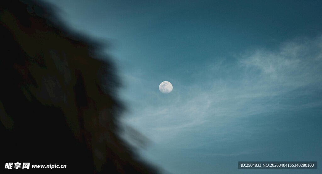 夜空下的朦胧月亮与山峦