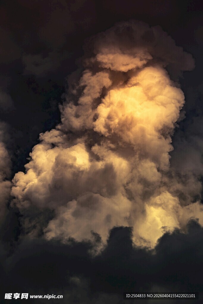 壮丽夜空下的绚烂云层