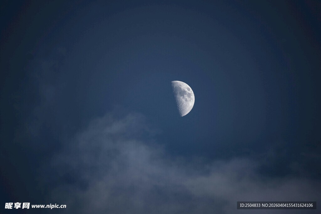 夜空中的半月与云朵
