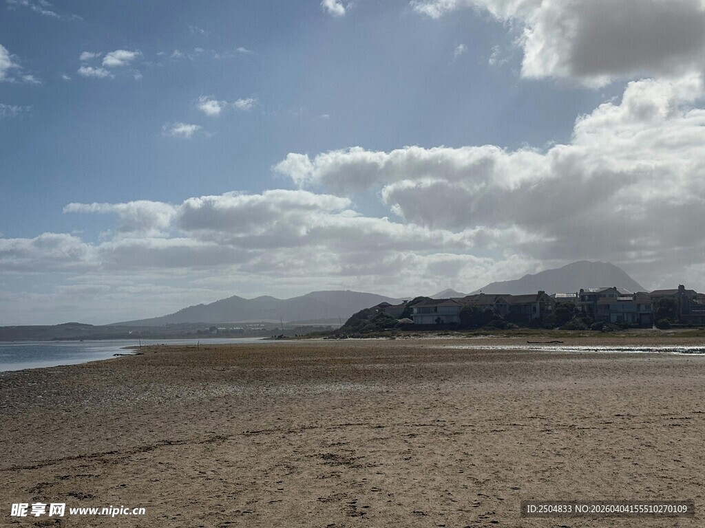 宁静海滩与远处山峦美景