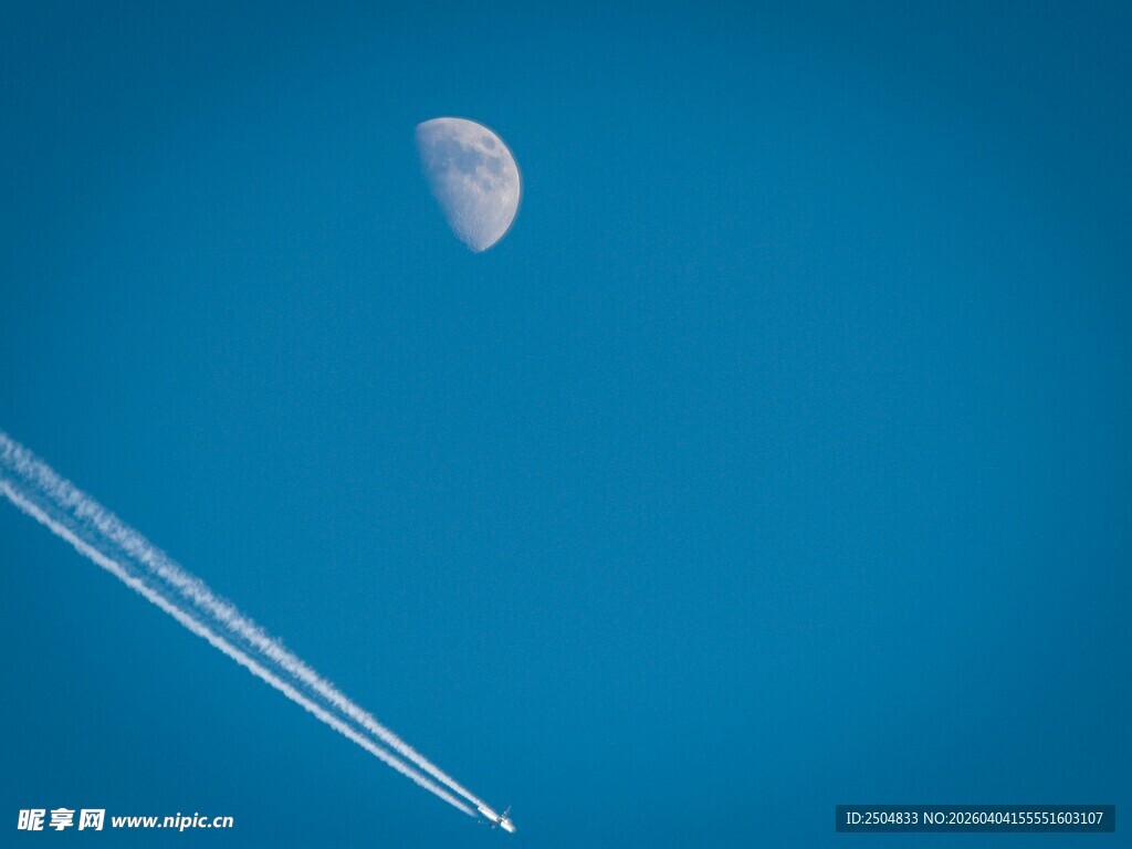 蓝空下飞机与月牙同框