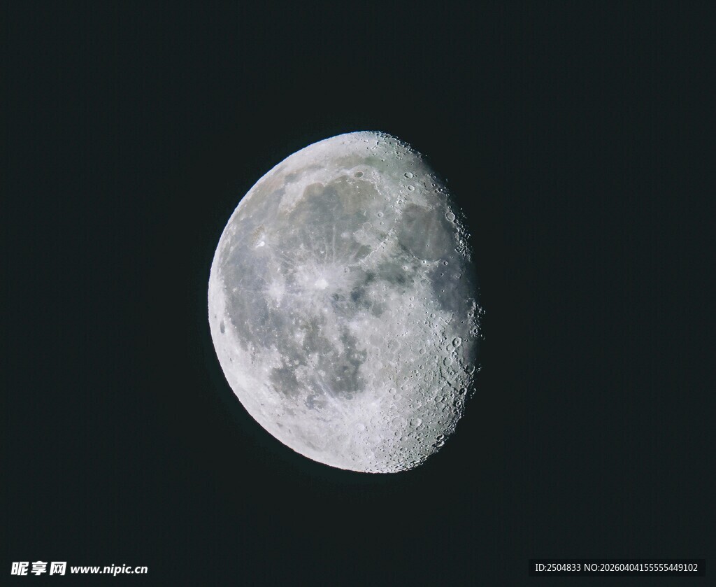 夜空中的皎洁明月