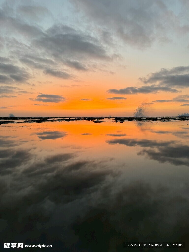 日落湖面美景