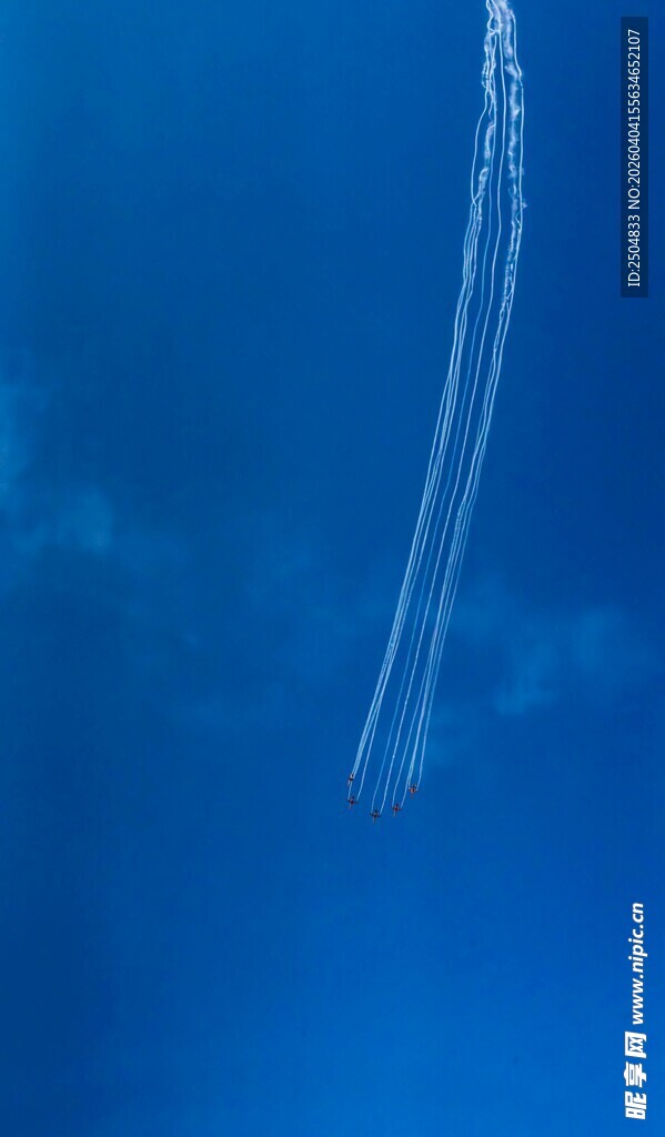 蓝天中飞机留下的尾迹