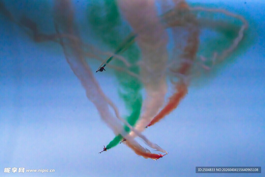 梦幻水母在水中飘逸